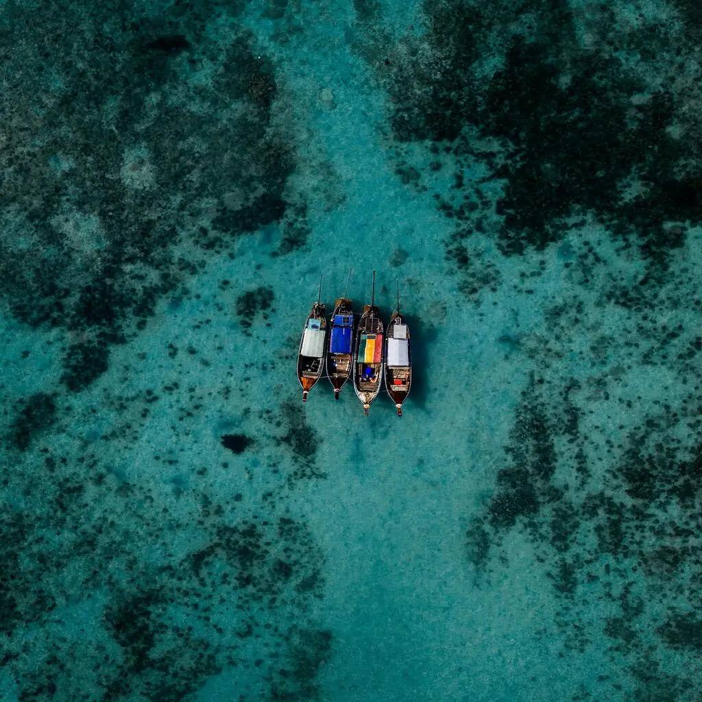 Voyage sur mesure en Thaïlande - Long tail boat dans la mer vue du ciel