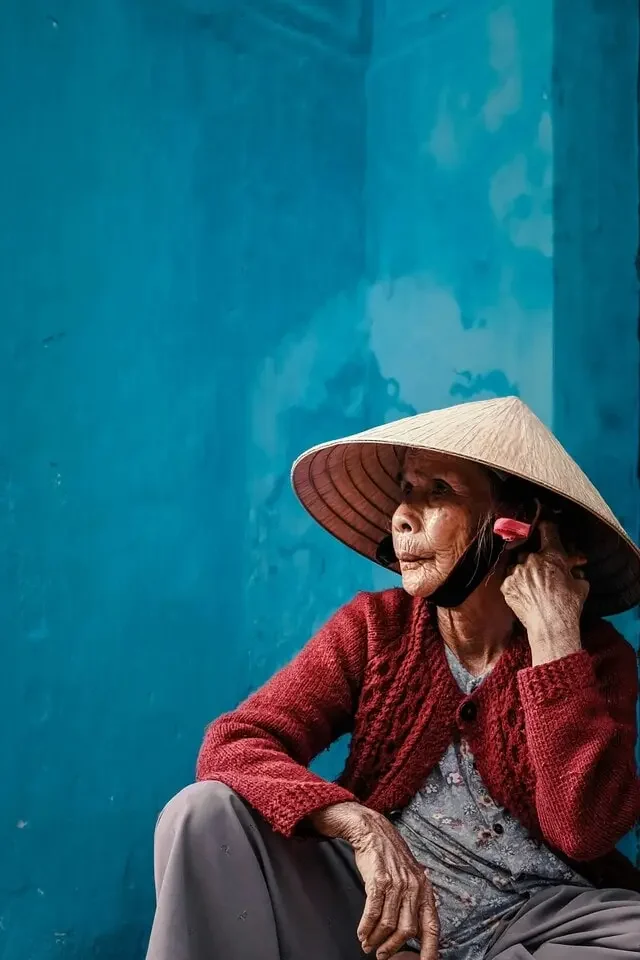 Voyage sur mesure au Vietnam - Femme vietnamienne avec chapeau