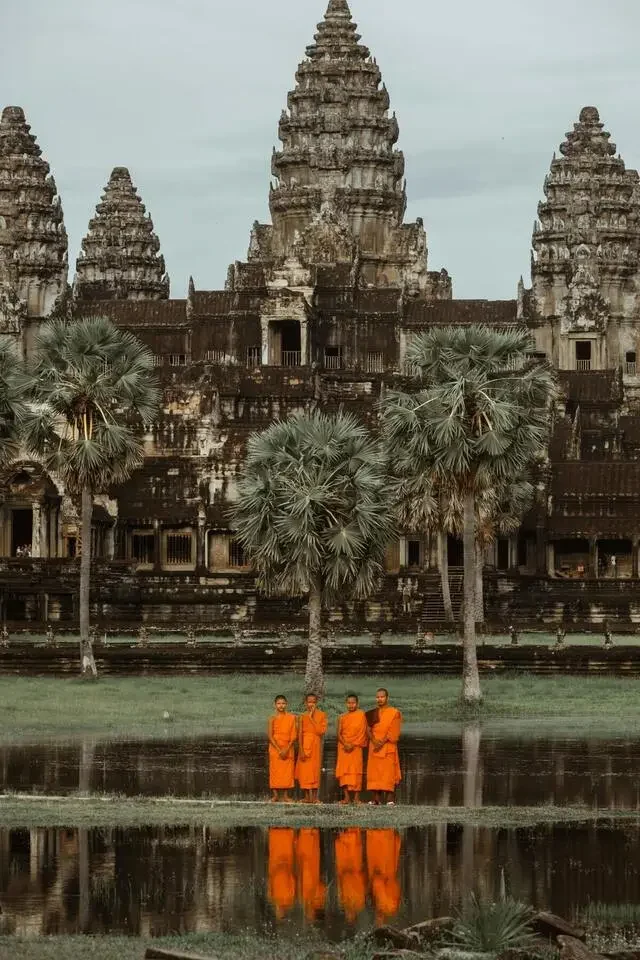 Voyage sur mesure au Cambodge - Temple Angkor Bat avec moines bouddhistes